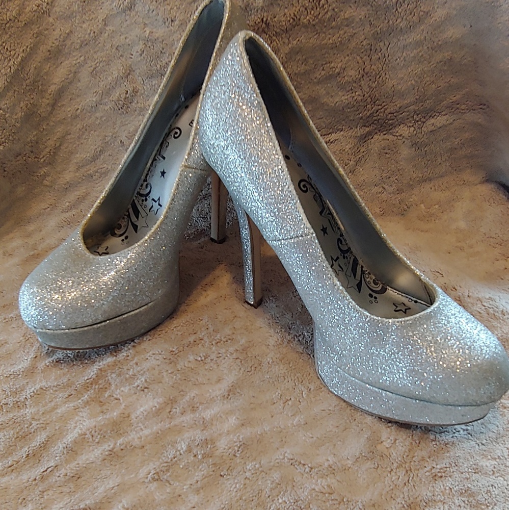 Silver glitter party pumps